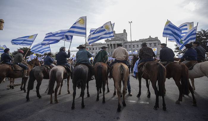 Movilización de Un solo Uruguay frente al Palacio Legislativo. · Foto: Federico Gutiérrez