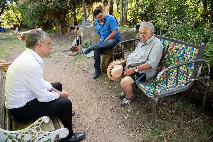 Álvaro Villar, Alejandro Sánchez y José Mujica, en la chacra del ex presidente.  · Foto: Santiago Mazzarovich, adhocfotos