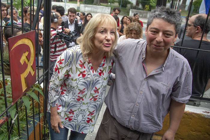 Carolina Cosse y Gustavo Cabrera, ayer, en la seccional 20 del Partido Comunista. · Foto: .