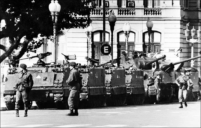 Despliegue militar en los alrededores de la Casa Rosada en Buenos Aires durante el golpe militar argentino el 24 de marzo de 1976. Foto: Stringer, Afp