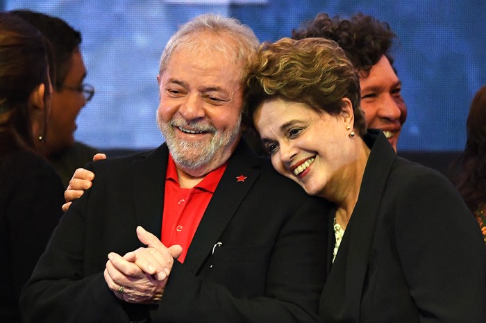 Los ex presidentes Luiz Inácio Lula da Silva y Dilma Rousseff, ayer, durante el Congreso Nacional del Partido
de los Trabajadores (PT), en Brasilia. Foto: Evaristo Sa, Afp