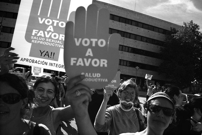 Manifestación a favor de la promulgación de la Ley de Salud Sexual y Reproductiva, frente al Palacio Legislativo. (archivo, noviembre de 2008) · Foto: Ricardo Antúnez