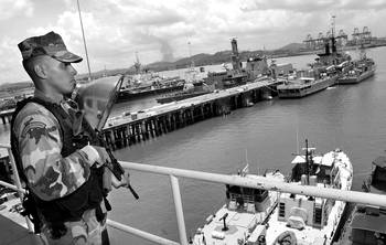 Un marino monta guardia en la base naval de Ciudad de Panamá, el viernes. Un marino monta guardia en la base naval de Ciudad de Panamá, el viernes.