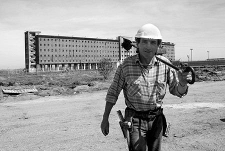 Trabajador de la construcción, en las obras de ampliación del Penal de Libertad. (archivo, ocutubre de 2010) · Foto: Pablo Nogueira Trabajador de la construcción, en las obras de ampliación del Penal de Libertad. (archivo, ocutubre de 2010) · Foto: Pablo Nogueira