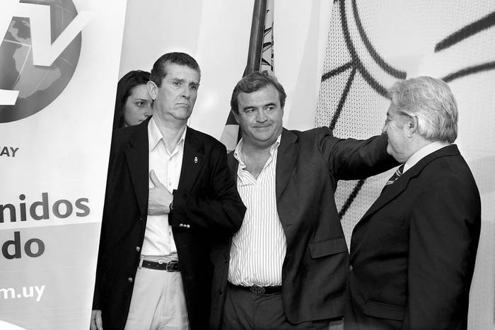 Jorge Larrañaga y Luis Alberto Lacalle, ayer, tras el discurso de reconocimiento del triunfo de José Mujica. · Foto: Ricardo Antúnez