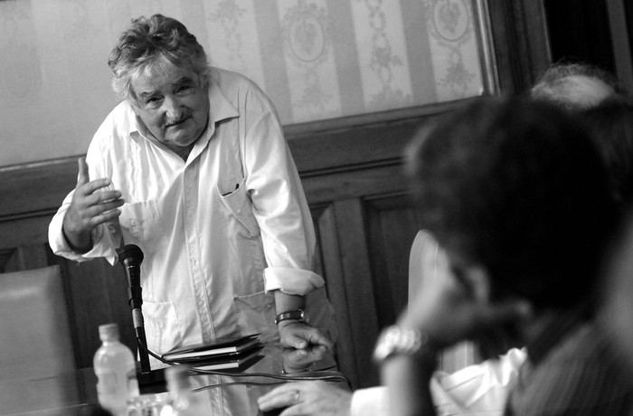 José Mujica, se dirige a los integrantes de las comisiones interpartidarias, el lunes.  · Foto: Pablo Nogueira