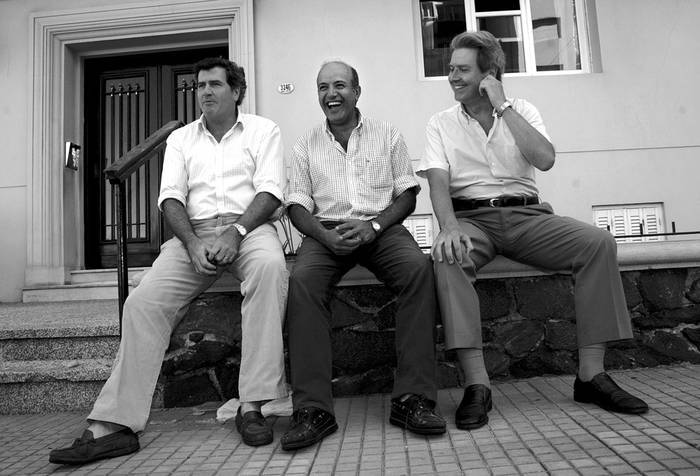 Pedro Bordaberry, Germán Coutinho y Ope Pasquet, frente al domicilio de Luis Alberto Castillo, en Montevideo. (archivo, enero de 2010) · Foto: Agustín Fernández