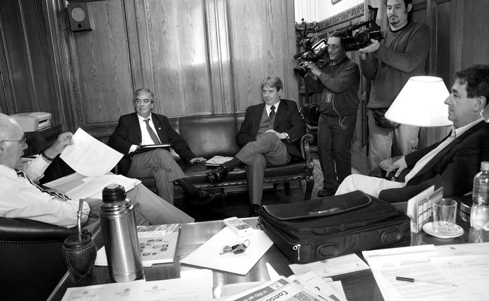 Enrique Rubio, Luis Alberto Heber, Ope Pasquet e Iván Posada, al inicio de  la reunión que mantuvieron en el despacho de Rubio · Foto: Victoria Rodríguez