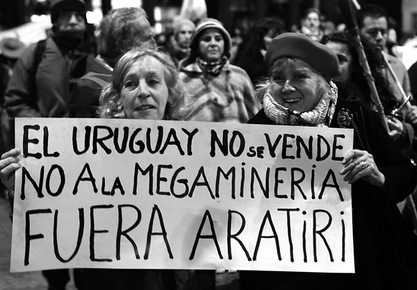 Marcha convocada por organizaciones ambientalistas y descendientes de los pueblos originarios contra la minera Aratirí.  · Foto: EFE, Iván Franco