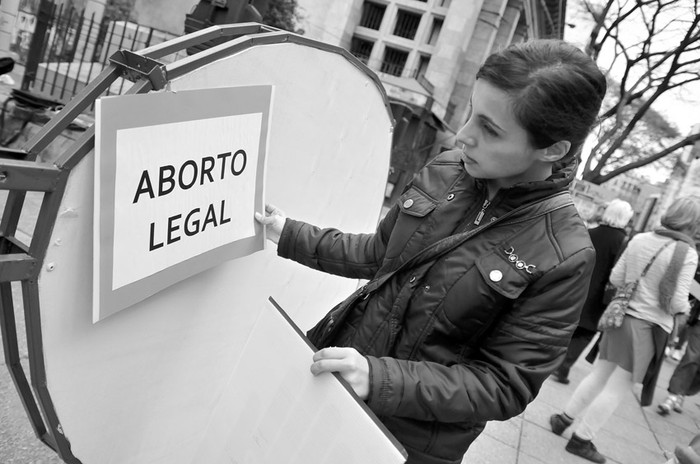 Intervención urbana sobre legalización del aborto. Foto: Javier Calvelo (archivo, agosto de 2010)