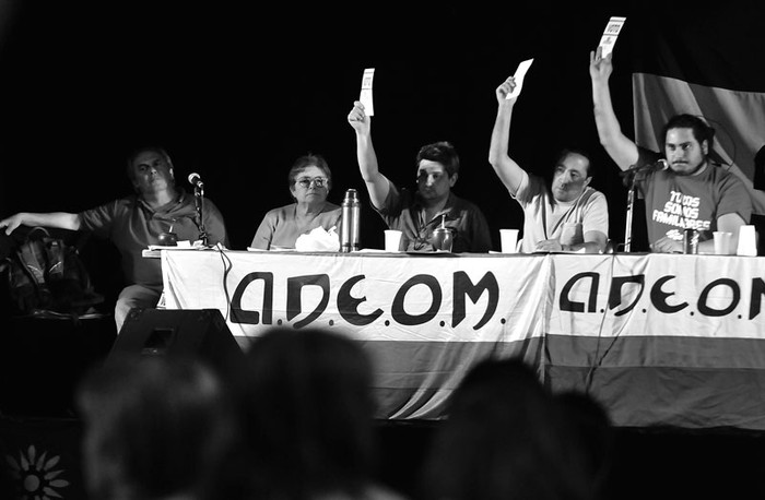 Álvaro Soto, Mabel Lolo, Pablo Khalil, Camilo Clavijo y Emiliano Planells, ayer, durante la asamblea de ADEOM, en el Palacio Peñarol. · Foto: Javier Calvelo