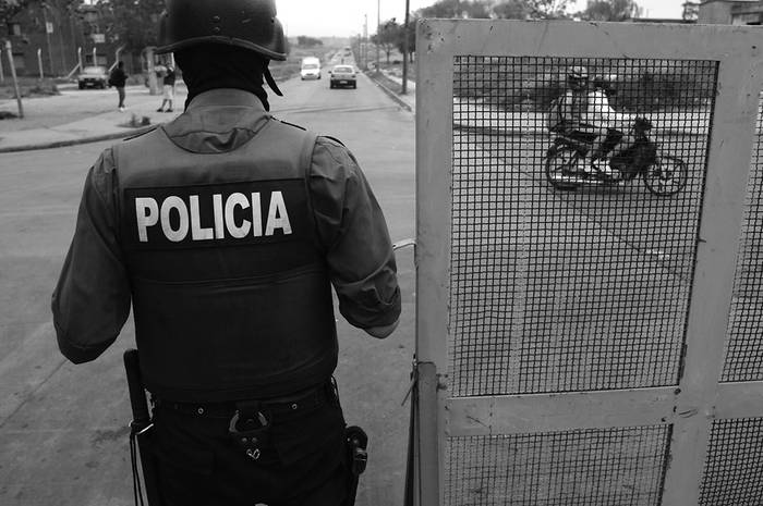 Cerco policial en el Barrio Marconi, en la esquina de San Martín y Aparicio Saravia. · Foto: Pablo Nogueira