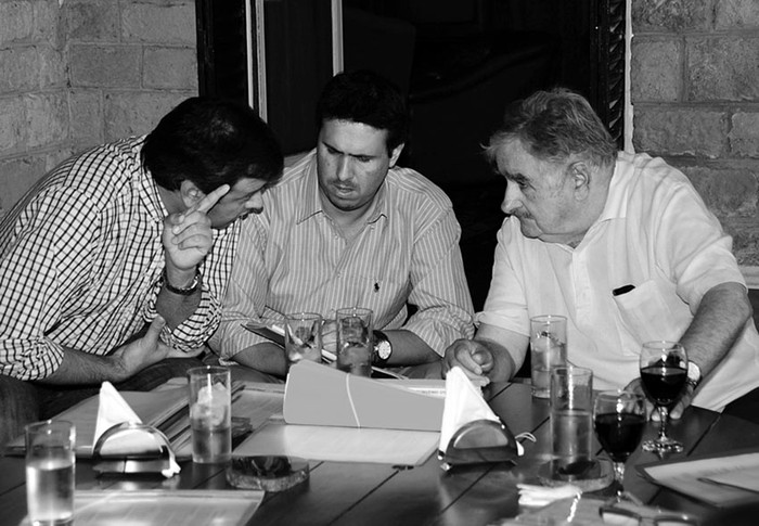 Director de OPP, Gabriel Frugoni, prosecretario de Presidencia Diego Cánepa y Presidente de la República, José Mujica, ayer en la estancia presidencial de Anchorena. / Foto: s/d autor, Secretaría de Comunicación.