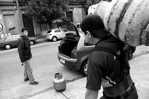 Venta de recargas de garrafas de supergás en el puesto de venta de DUCSA ubicado en la calle Fernández Crespo. / Foto: Pablo Nogueira (archivo, octubre de 2012)