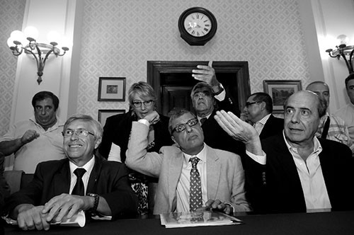 Tabaré Viera, Washington Abdala y José Amorín Batlle, el 7 de abril, en la sala de ministros del Palacio Legislativo. / Foto: Nicolás Celaya