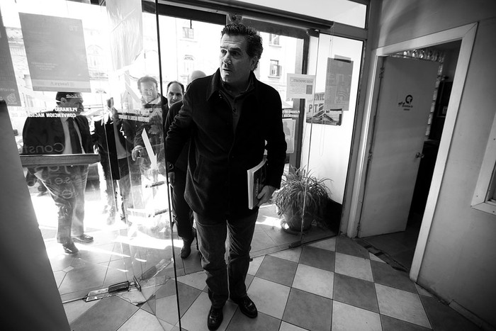 Pedro Bordaberry junto a los dirigentes y asesores que lo acompañaban, ayer en la entrada de la sede del PIT-CNT, en Montevideo. / Foto: Sandro Pereyra