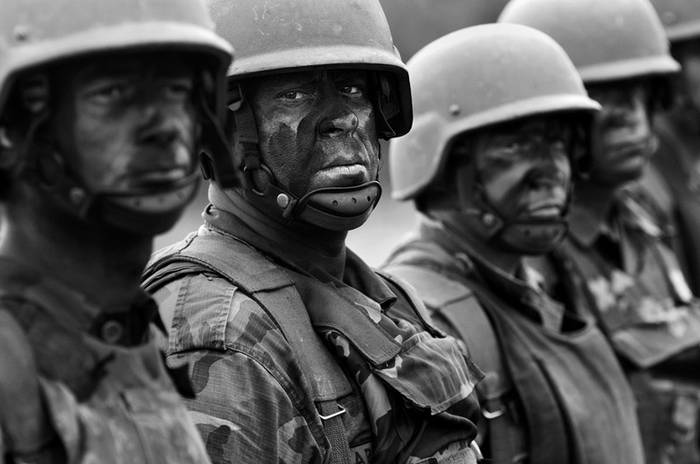 Efectivos de la División I del Ejército durante maniobras militares en un campo sobre el río Negro, en el departamento de Soriano. / Foto: Nicolás Celaya (Archivo, Octubre de 2011)
