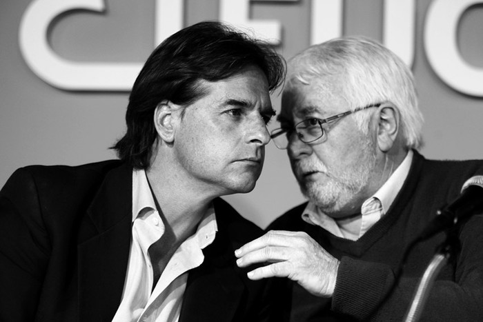 Luis Lacalle Pou, candidato presidencial del Partido Nacional, y Alberto Esteves, de Cudecoop, ayer en la sede de FUCAC. / Foto: Pedro Rincón