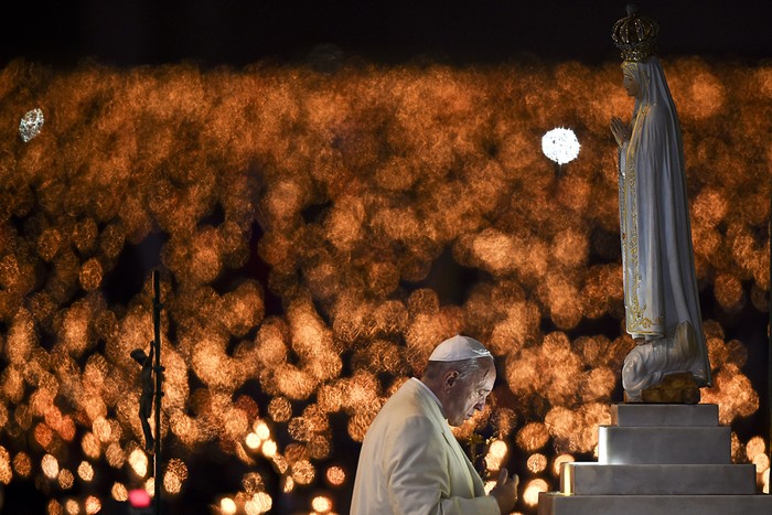 El papa Francisco durante su visita a la Capilla de las Apariciones de la Virgen de Fátima, ayer en Portugal.
Foto: Patricia De Melo Moreira, Afp