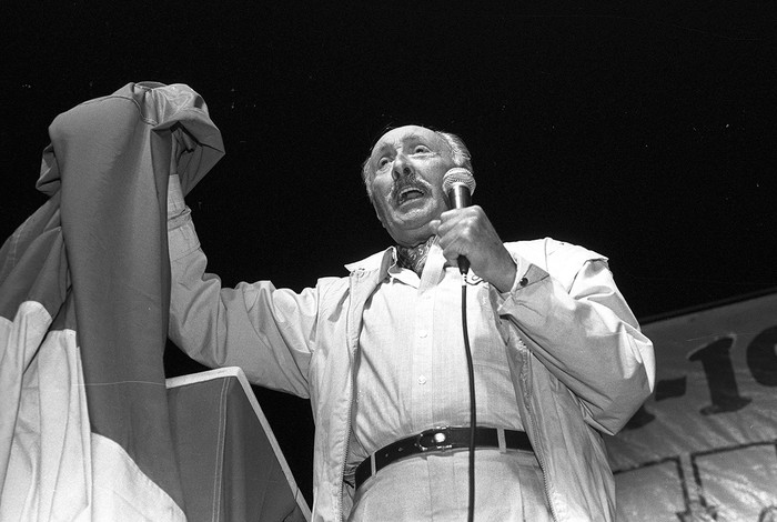 Liber Seregni durante el acto frente a AFE, donde renunció a la presidencia del Frente Amplio. • foto: carlos contrera (archivo, febrero de 1996)