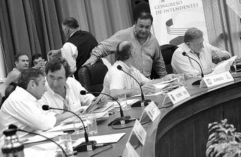 Carlos Enciso, Armando Castaingdebat, Benjamín Irazábal y Walter Zimmer, durante una sesión del Congreso de Intendentes. (archivo, febrero de 2012) Carlos Enciso, Armando Castaingdebat, Benjamín Irazábal y Walter Zimmer, durante una sesión del Congreso de Intendentes. (archivo, febrero de 2012)