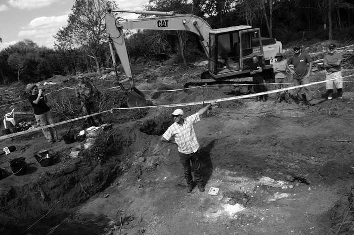 El equipo de antropólogos en el lugar del hallazgo de los restos de Ricardo Blanco Valiente, en el predio del Batallón Nº 14. (archivo, marzo de 2012) · Foto: Nicolás Celaya