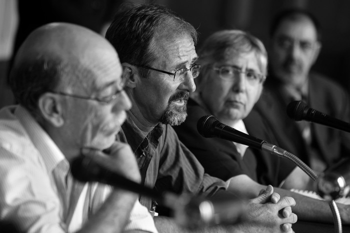 Rodolfo Silveira, Pablo Chilibroste y María Antonia Grompone, el lunes, cuando fueron recibidos por los legisladores del Frente Amplio, en el Palacio Legislativo. · Foto: Pedro Rincón