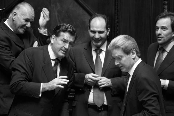 Los senadores Pedro Bordaberry y Ope Pasquet y los diputados Walter Verri, Daniel Bianchi y Germán Cardoso, ayer, previo a la interpelación al ministro de Economía y Finanzas en el Senado. · Foto: Pedro Rincón