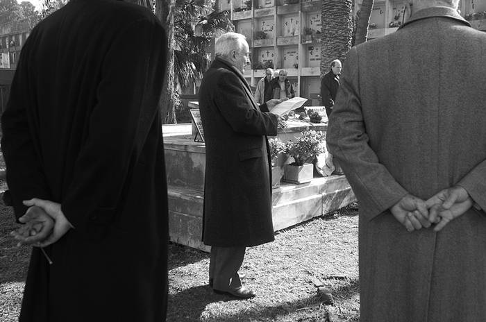 Homenaje a Jorge Pacheco Areco, ayer, en el cementerio Central.  · Foto: Pablo Vignali