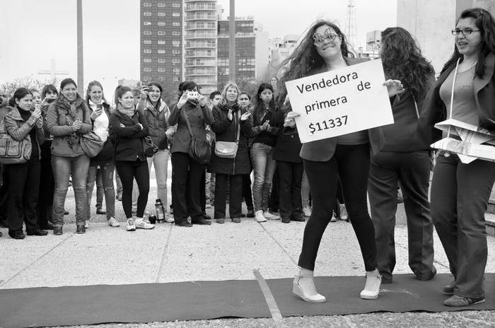 Movilización de la coordinadora del Sindicato de Tiendas, Librerías y Afines de FUECYS, el viernes en Tres Cruces.  · Foto: Pablo Nogueira