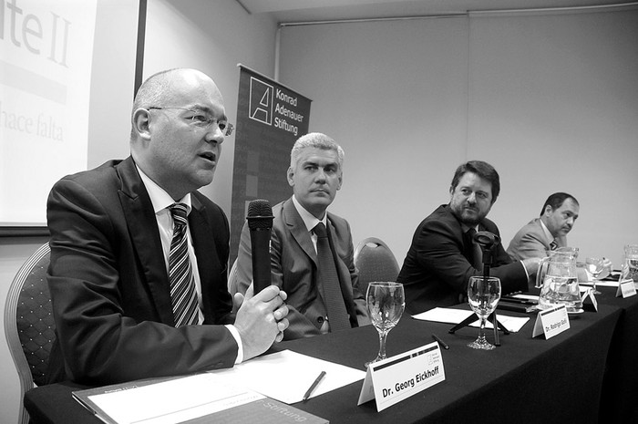 Georg Eickhoff, Rodrigo Goñi, Claudio Orrego y Max Sapolinski, ayer, en Montevideo Compite II, actividad con exposiciones centradas en el nuevo Partido de la Concertación.  · Foto: Pablo Nogueira