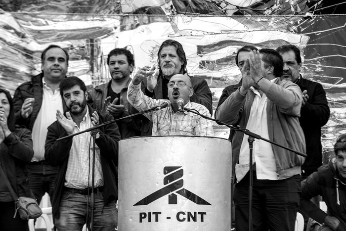 Proclama del PIT-CNT, en la plaza Mártires de Chicago, el sábado, en el Día de los Trabajadores. Foto: Santiago Mazzarovich