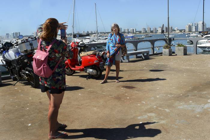 Turistas brasileñas en el puerto de Punta del Este. · Foto: Virginia Martínez  Díaz