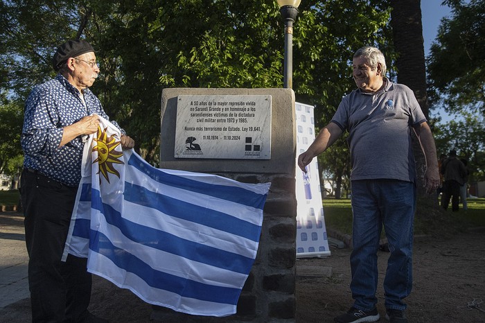 Elgard Eyheralde y Ricardo González, durante la inauguración del Sitio de Memoria en la plaza Pisón de Sarandí Grande. · Foto: Mara Quintero