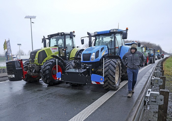 Agricultores belgas y franceses bloquean la frontera en Hensies/Crespin entre Francia y Bélgica con sus tractores durante una manifestación contra un acuerdo de libre comercio entre la UE y los países del Mercosur convocada por el sindicato de agricultores franceses Coordination Rurale, en Crespin, norte de Francia. · Foto: François Lo Presti, AFP