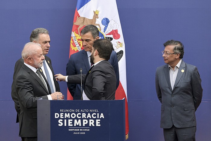 El presidente de Brasil, Luiz Inácio Lula da Silva, el presidente, Yamandu Orsi, el primer ministro español, Pedro Sánchez, el presidente de Chile, Gabriel Boric y el presidente de Colombia, Gustavo Petro, en el Palacio de la Moneda. · Foto: Rodrigo Arangua, AFP