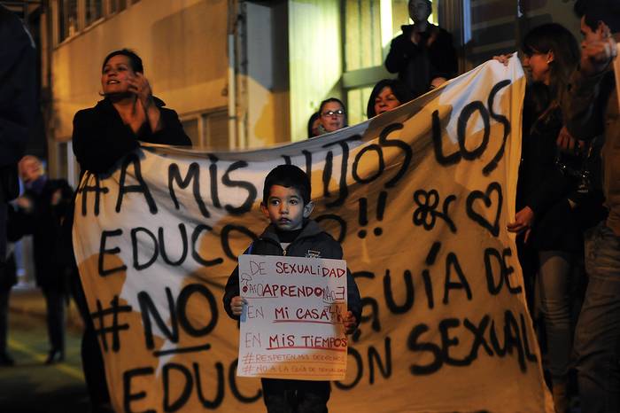 Manifestantes exigiendo el retiro de la Propuesta didáctica para el abordaje de la educación sexual en las escuelas, ayer, frente al Ministerio de Educación y Cultura. Foto: Juan Manuel Ramos