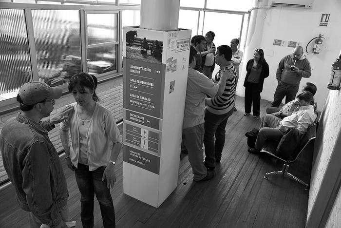 Delegados de los trabajadores de los supermercados, ayer, previo a la reunión de los Consejos de Salarios en la Dirección Nacional de Trabajo.  · Foto: Mauricio Kühne 