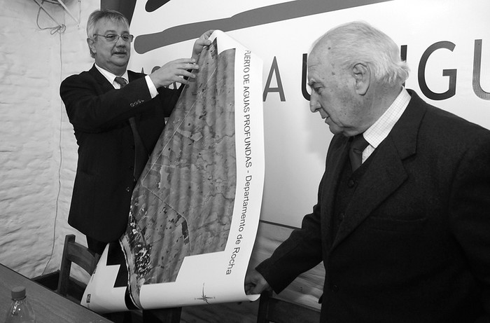 Enrique Pintado y Artigas Barrios, ayer, en la sede de Asamblea Uruguay. · Foto: Nicolás Celaya