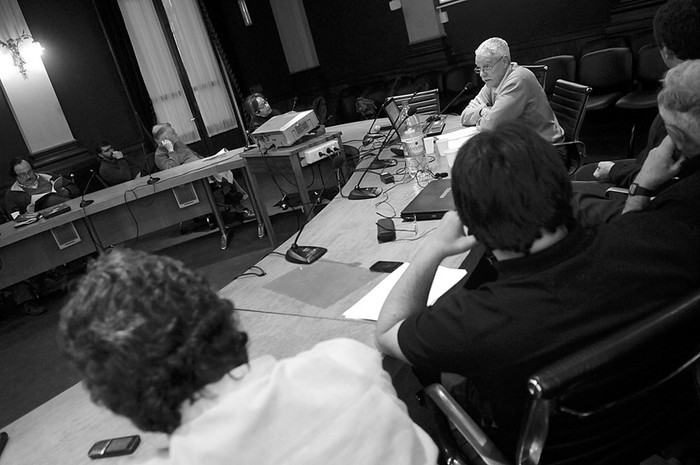 Intervención de Alfredo Hernández, ayer, en "Radiografía del Uruguay rural", en la sala Maggiolo de la Universidad de la República.  · Foto: Nicolás Celaya