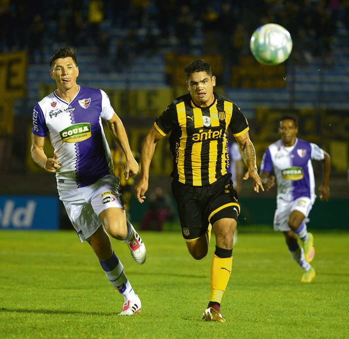 Santiago Fosgt, de Fénix, y Gabriel Fernández, de Peñarol, en el estadio Centenario. (Archivo, abril 2018) · Foto: Andrés Cuenca