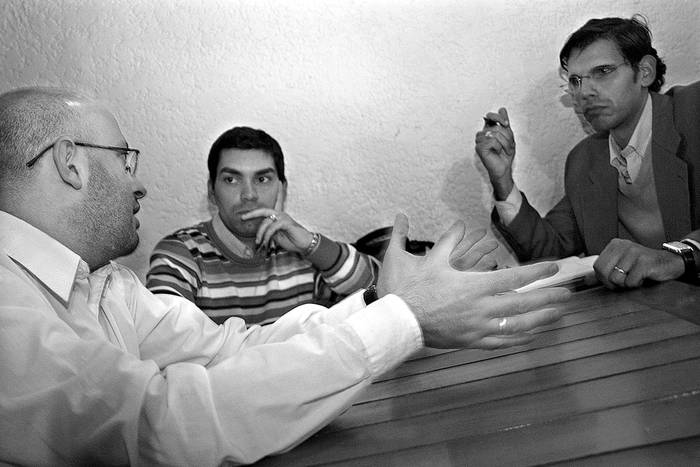 Álvaro Martínez, Fabián Budes y Daniel Villaamil, ayer, en la casa del Partido Colorado.  · Foto: Agustín Fernández