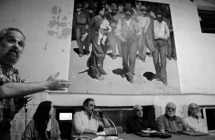 Andrés Olivetti, Irma Leites, Jorge Zabalza, Rafael Bayce, , Efraín Olivera, Julián González, el viernes en la sede de Fucvam. · Foto: Santiago Mazzarovich