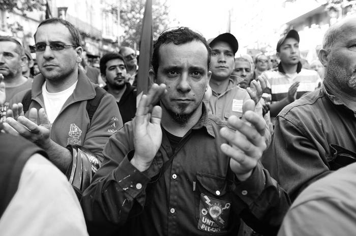 Trabajador de la UNTMRA, en el último paro parcial y movilización con acto en el Centro de Montevideo.
Foto: Sandro Pereyra (archivo, abril de 2015)