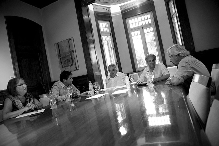 Mónica Xavier, Raúl Sendic, José Mujica, Tabaré Vázquez y Danilo Astori, ayer, en la residencia de Suárez. Foto: Carlos Lebrato, Efe