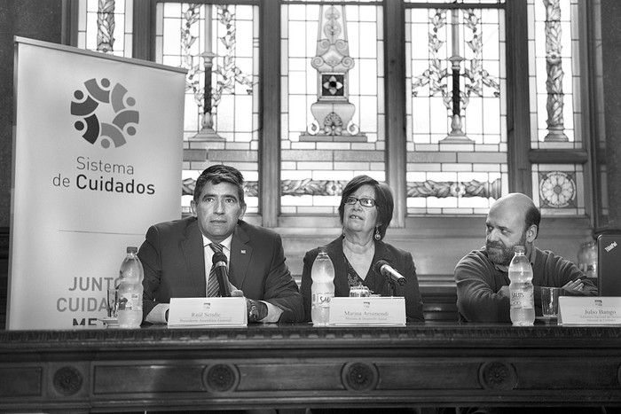 Raúl Sendic, Marina Arismendi y Julio Bango, durante la presentación del informe anual del Sistema Nacional de Cuidados, ayer, en el Palacio Legislativo. Foto: Andrés Cuenca