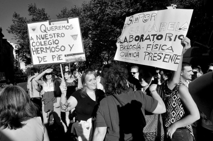 Docentes y padres frente al colegio José Pedro Varela. Foto: Federico Gutiérrez (archivo, enero de 2016)