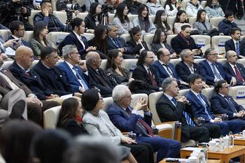 Parte de la delegación uruguaya durante la visita a la Universidad de Estudios Extranjeros de Pekín, el 4 de febrero. · Foto: Camilo dos Santos, Presidencia de la República