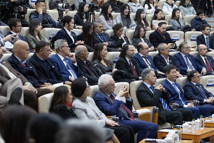 Parte de la delegación uruguaya durante la visita a la Universidad de Estudios Extranjeros de Pekín, el 4 de febrero. · Foto: Camilo dos Santos, Presidencia de la República