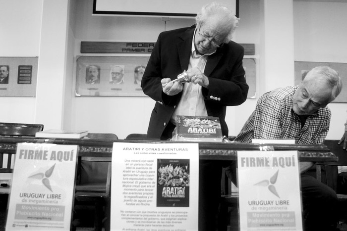 Gonzalo García Lagos y Víctor Bacchetta, del Movimiento Uruguay Libre de Megaminería, ayer en la Asociación Rural del Uruguay. Foto: Pablo Vignali